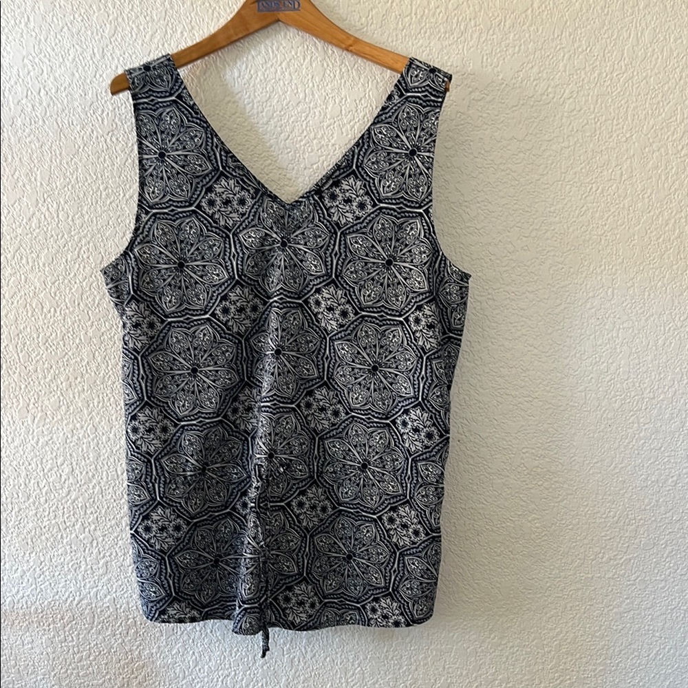 Multicolored sleeveless tank top with v-neckline and floral print